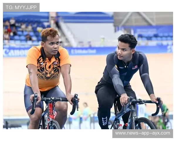 自行车赛选手戴恐龙头套冲线