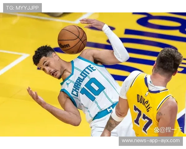 小桥快攻追身上篮，黄蜂缩小分差