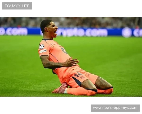 拉什福德反击中晃动射门，被门将奋力挡出